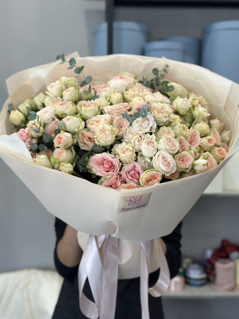 Букет кустовых роз Этуаль: загадочное желание buket-kustovyh-roz-etualy:-zagadochnoe-zhelanie